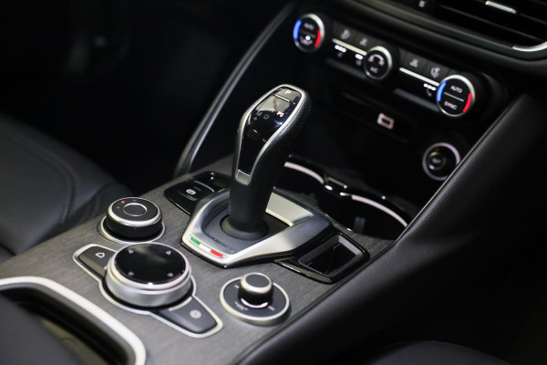 Alfa Romeo Giulia 2.0 T GME AWD Ti 280 Pk / FACELIFT / Aut / Navi / Camera / Memory / Acc / Lane Assist / Led / 19 Inch