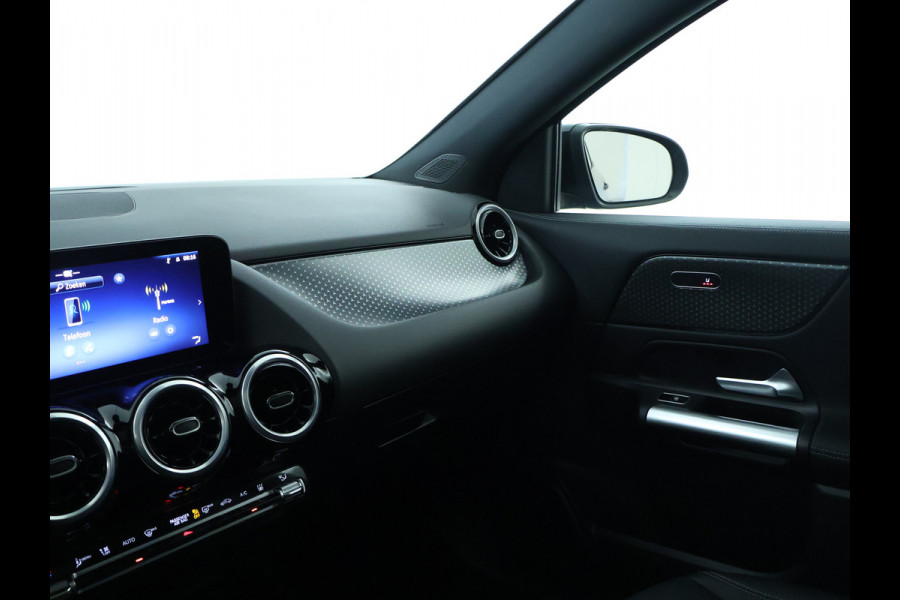Mercedes-Benz GLA 250 e Face Lift Plug-In Hybride | Trekhaak | Panorama Schuif-Kanteldak | Night Pakket | Achteruitrijcamera | Inclusief 24 maanden MB Certified garantie voor Europa.