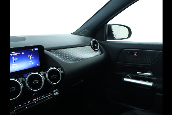 Mercedes-Benz GLA 250 e Face Lift Plug-In Hybride | Trekhaak | Panorama Schuif-Kanteldak | Night Pakket | Achteruitrijcamera | Inclusief 24 maanden MB Certified garantie voor Europa.