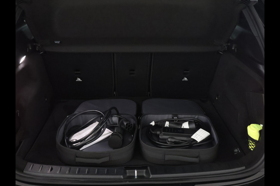 Mercedes-Benz GLA 250 e Face Lift Plug-In Hybride | Trekhaak | Panorama Schuif-Kanteldak | Night Pakket | Achteruitrijcamera | Inclusief 24 maanden MB Certified garantie voor Europa.