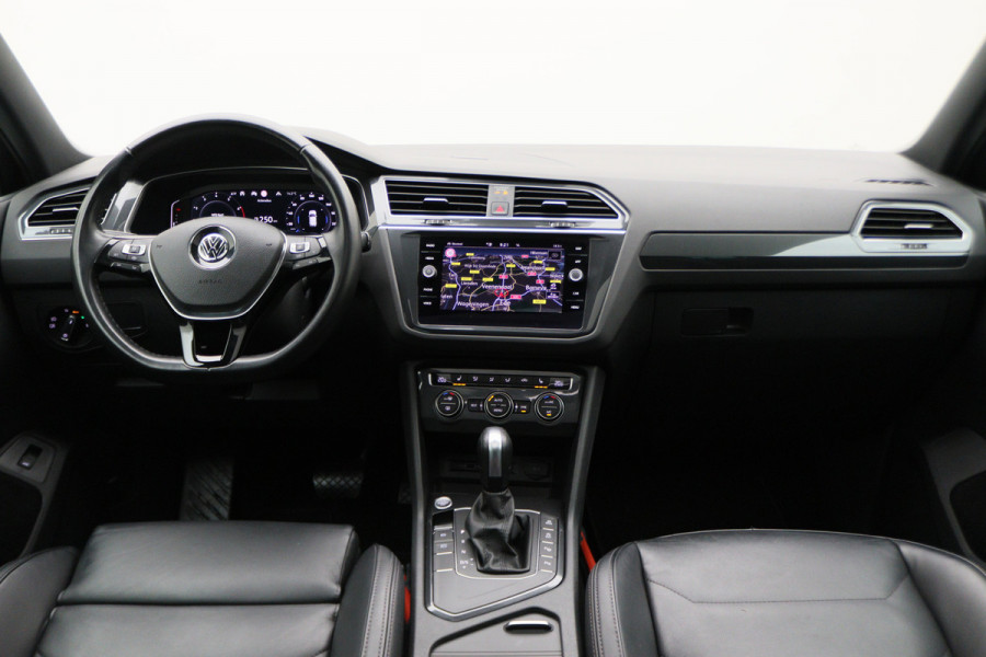 Volkswagen Tiguan 1.5 TSI ACT Highline Business R Leer, Panoramadak, ACC, Camera, Apple Carplay, DAB, PDC, Trekhaak, 19''