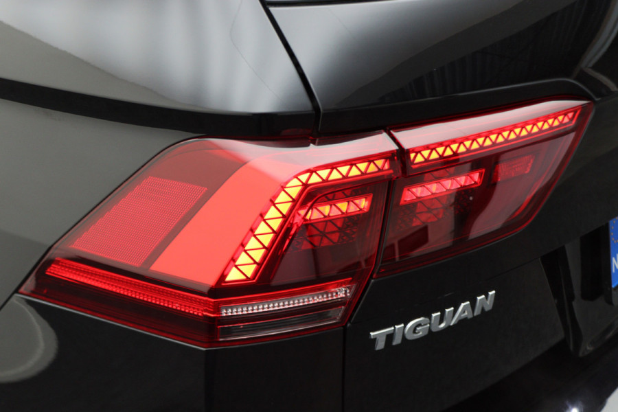 Volkswagen Tiguan 1.5 TSI ACT Highline Business R Leer, Panoramadak, ACC, Camera, Apple Carplay, DAB, PDC, Trekhaak, 19''