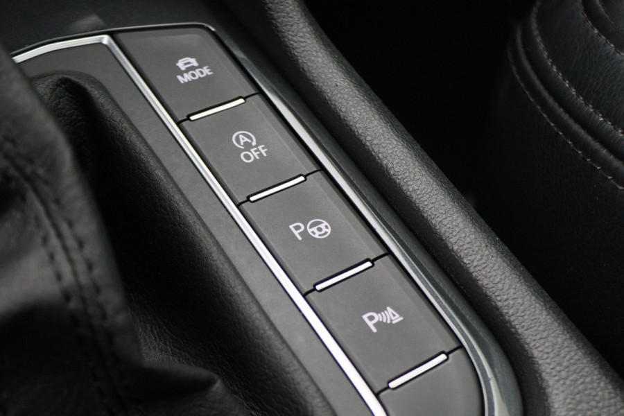 Volkswagen Tiguan 1.5 TSI ACT Highline Business R Leer, Panoramadak, ACC, Camera, Apple Carplay, DAB, PDC, Trekhaak, 19''