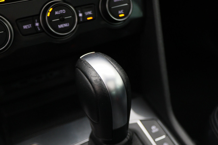 Volkswagen Tiguan 1.5 TSI ACT Highline Business R Leer, Panoramadak, ACC, Camera, Apple Carplay, DAB, PDC, Trekhaak, 19''