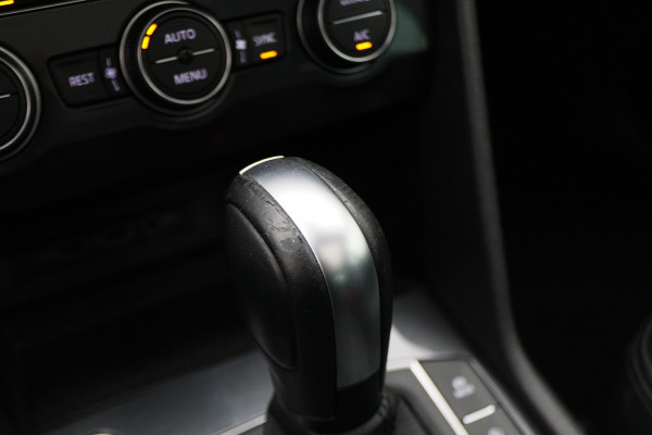 Volkswagen Tiguan 1.5 TSI ACT Highline Business R Leer, Panoramadak, ACC, Camera, Apple Carplay, DAB, PDC, Trekhaak, 19''
