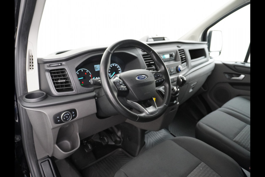 Ford Transit Custom 2.0TDCI 130PK 3-persoons Airco PDC Trekhaak Cruise-Controle Adaptieve bochtverlichting Voorruit Verwarmbaar Betonplex Schuifdeur Projector-koplamp mistlampen regen-/lichtsensor Zeer Compleet! EURO 6 385Nm 2.500kg Trekvermogen!