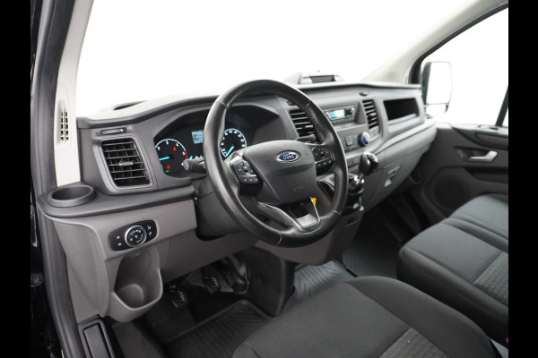 Ford Transit Custom 2.0TDCI 130PK 3-persoons Airco PDC Trekhaak Cruise-Controle Adaptieve bochtverlichting Voorruit Verwarmbaar Betonplex Schuifdeur Projector-koplamp mistlampen regen-/lichtsensor Zeer Compleet! EURO 6 385Nm 2.500kg Trekvermogen!