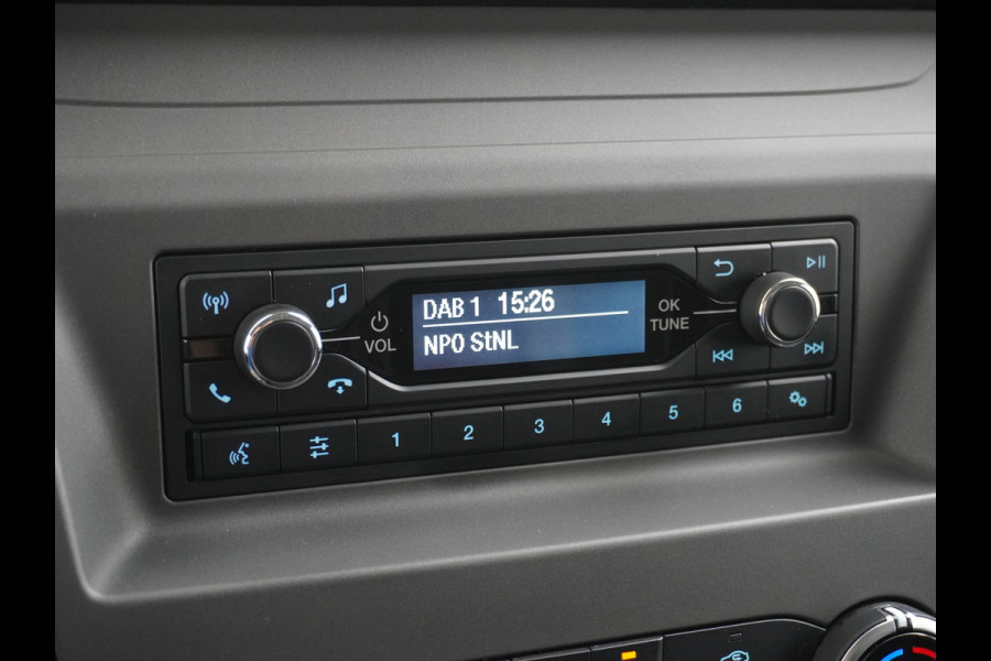 Ford Transit Custom 2.0TDCI 130PK 3-persoons Airco PDC Trekhaak Cruise-Controle Adaptieve bochtverlichting Voorruit Verwarmbaar Betonplex Schuifdeur Projector-koplamp mistlampen regen-/lichtsensor Zeer Compleet! EURO 6 385Nm 2.500kg Trekvermogen!