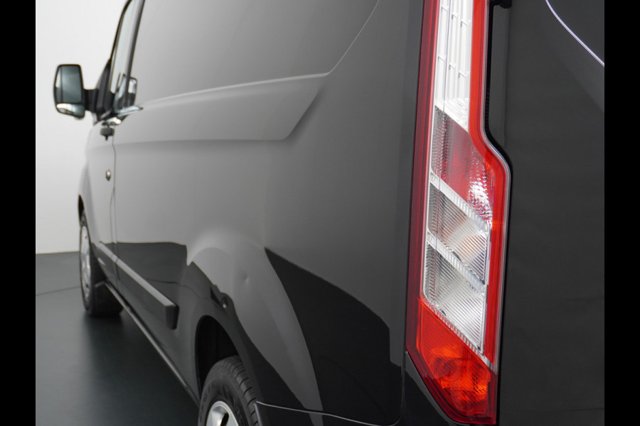 Ford Transit Custom 2.0TDCI 130PK 3-persoons Airco PDC Trekhaak Cruise-Controle Adaptieve bochtverlichting Voorruit Verwarmbaar Betonplex Schuifdeur Projector-koplamp mistlampen regen-/lichtsensor Zeer Compleet! EURO 6 385Nm 2.500kg Trekvermogen!