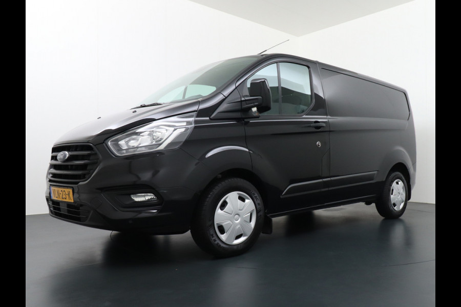 Ford Transit Custom 2.0TDCI 130PK 3-persoons Airco PDC Trekhaak Cruise-Controle Adaptieve bochtverlichting Voorruit Verwarmbaar Betonplex Schuifdeur Projector-koplamp mistlampen regen-/lichtsensor Zeer Compleet! EURO 6 385Nm 2.500kg Trekvermogen!