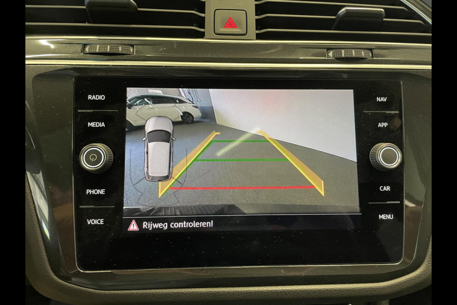 Volkswagen Tiguan 2.0 TSI 4Motion R-line Highline Business Panoramadak Trekhaak Navigatie Apple Carplay/Android Auto Camera Parkeersensoren Adaptive Cruise Control Stoelverwarming Elektrische achterklep Leder Climate Control