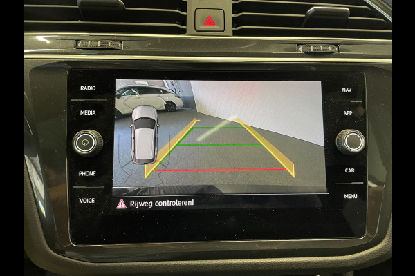 Volkswagen Tiguan 2.0 TSI 4Motion R-line Highline Business Panoramadak Trekhaak Navigatie Apple Carplay/Android Auto Camera Parkeersensoren Adaptive Cruise Control Stoelverwarming Elektrische achterklep Leder Climate Control