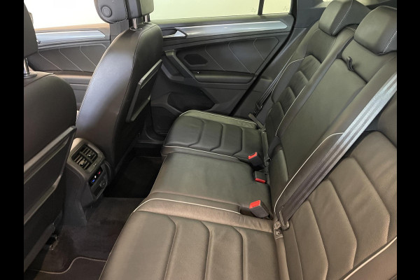Volkswagen Tiguan 2.0 TSI 4Motion R-line Highline Business Panoramadak Trekhaak Navigatie Apple Carplay/Android Auto Camera Parkeersensoren Adaptive Cruise Control Stoelverwarming Elektrische achterklep Leder Climate Control