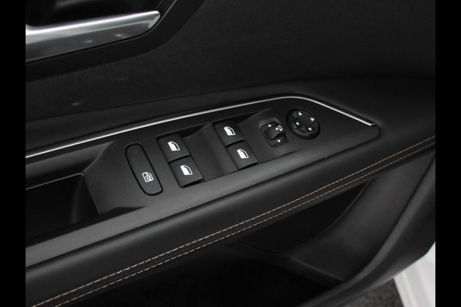 Peugeot 3008 1.6 e-THP GT Line Panorama dak Navigatie Lederen bekleding Cruise control Memory seats Camera Parkeer sensoren