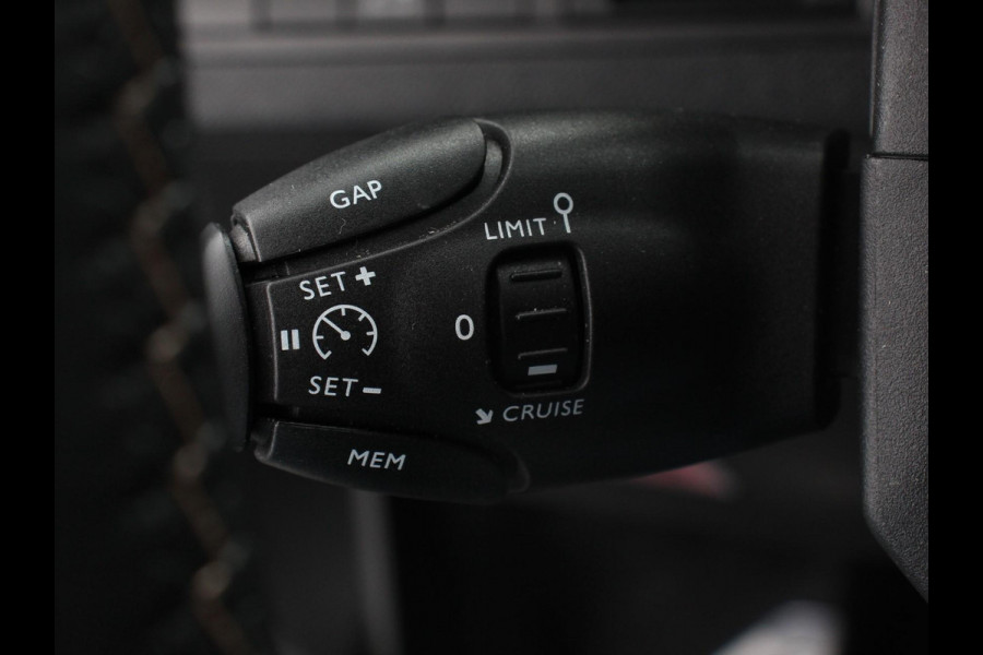 Peugeot 3008 1.6 e-THP GT Line Panorama dak Navigatie Lederen bekleding Cruise control Memory seats Camera Parkeer sensoren