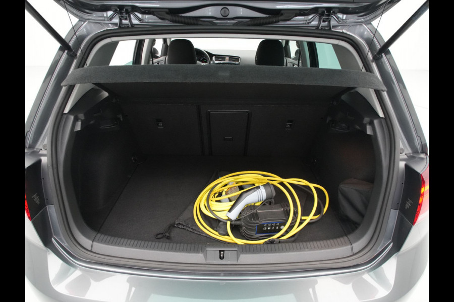 Volkswagen e-Golf E-DITION 136pk Navigatie Camera Acc Warmtepomp 68