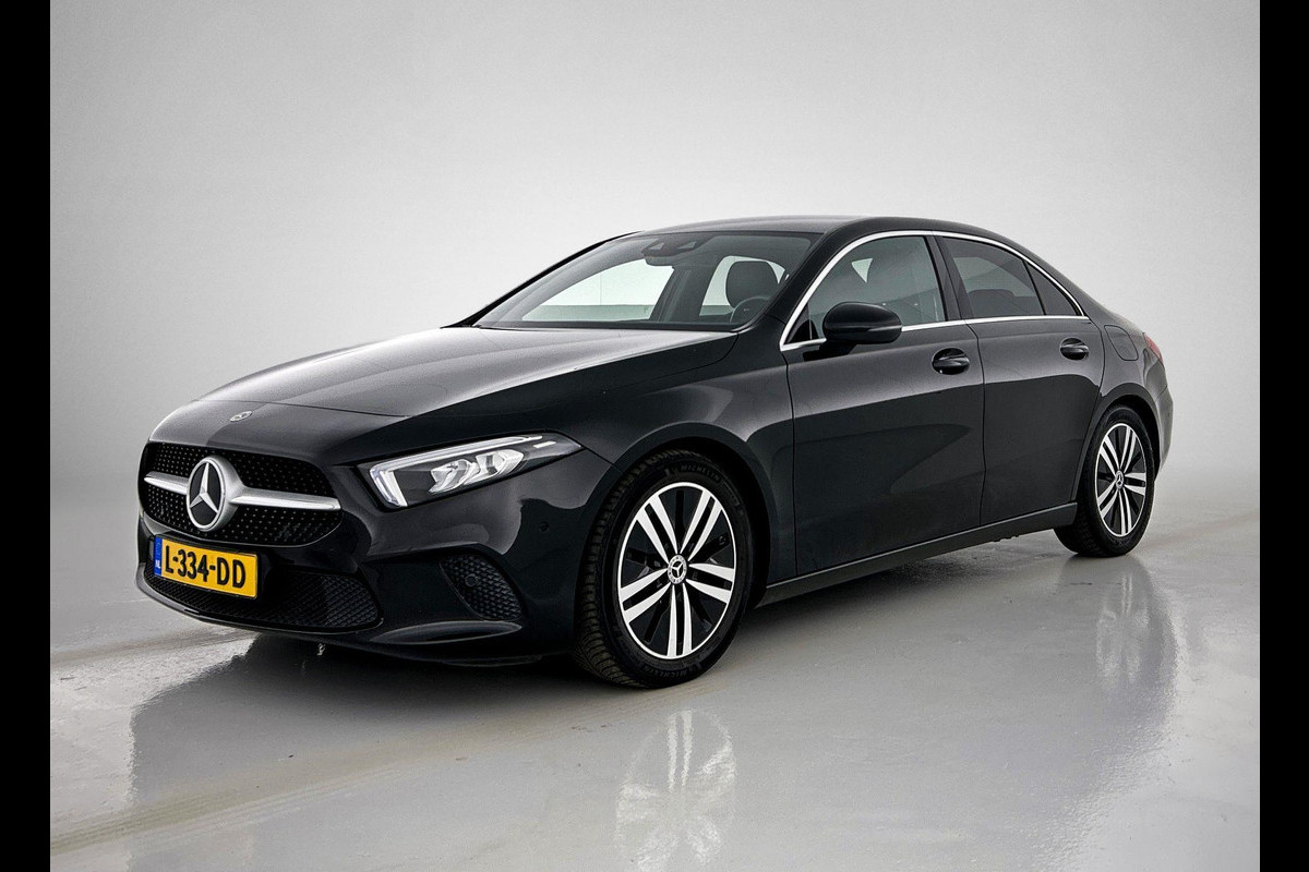 Mercedes-Benz A-Klasse 180 Business Solution Luxury(1e Eig, Dealer OndH, NL-auto, Sfeer-verlichting, Navi Groot, Leer, Camera, Etc Mercedes-Benz A-Klasse 180 Business Solution Luxury(1e Eig, Dealer OndH, NL-auto, Sfeer-verlichting, Navi Groot, Leer, Camera, Etc
