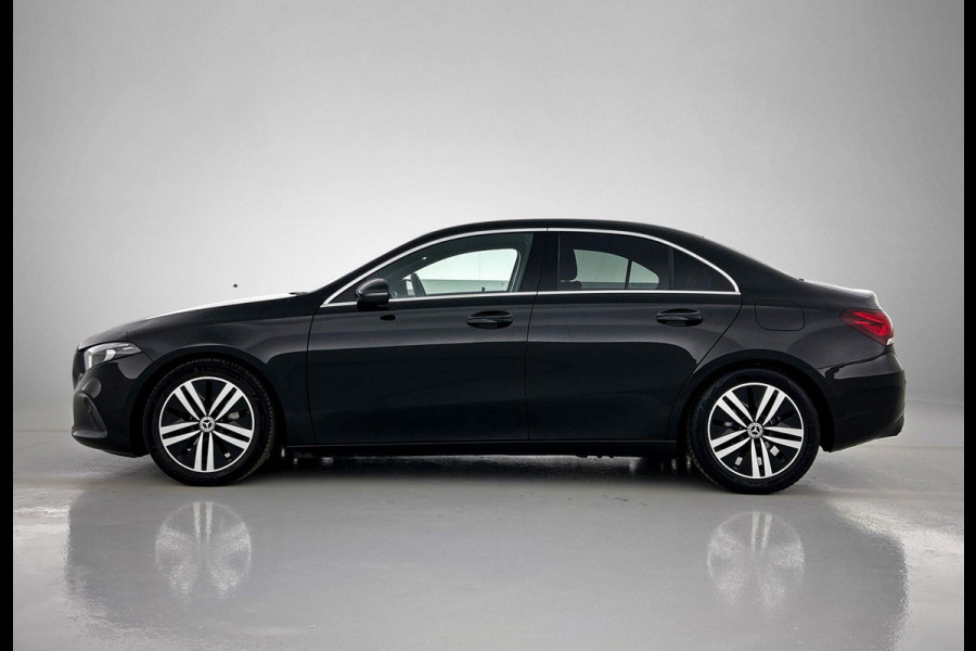 Mercedes-Benz A-Klasse 180 Business Solution Luxury(1e Eig, Dealer OndH, NL-auto, Sfeer-verlichting, Navi Groot, Leer, Camera, Etc