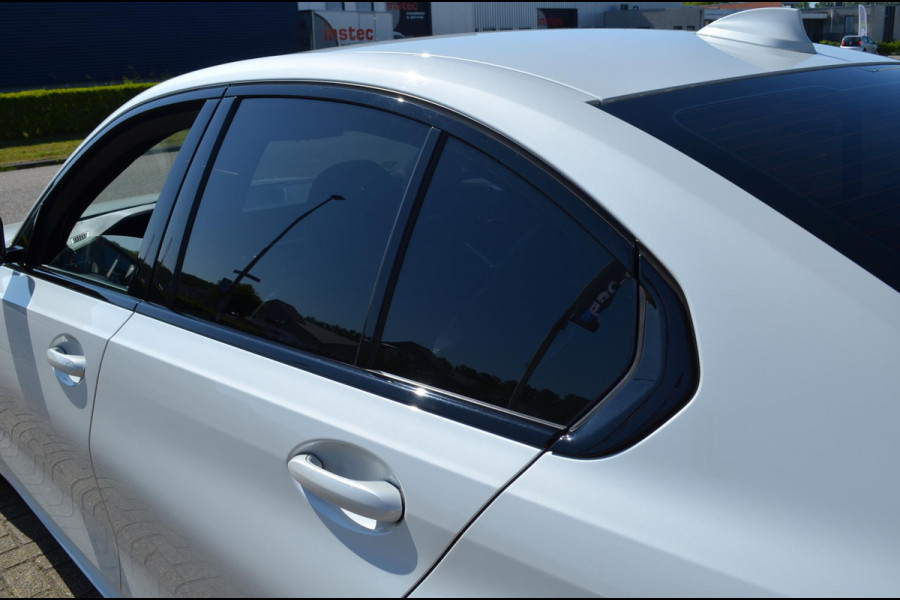 BMW 3-serie 2.0 260 pk M-Sport Edition / 19"M / Wit metallic
