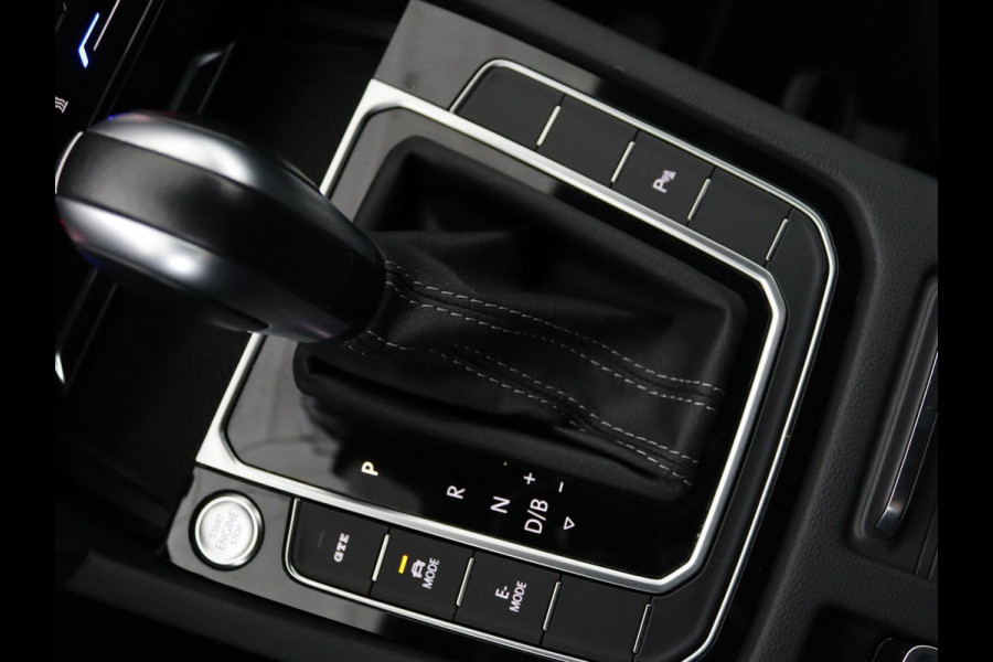 Volkswagen Arteon Shooting Brake 1.4 TSI eHybrid R-Line | Trekhaak | Stoelverwarming | Carplay | Leder/Alcantara | Adaptive cruise | Achterbankverwarming | Camera | Navigatie | Half leder