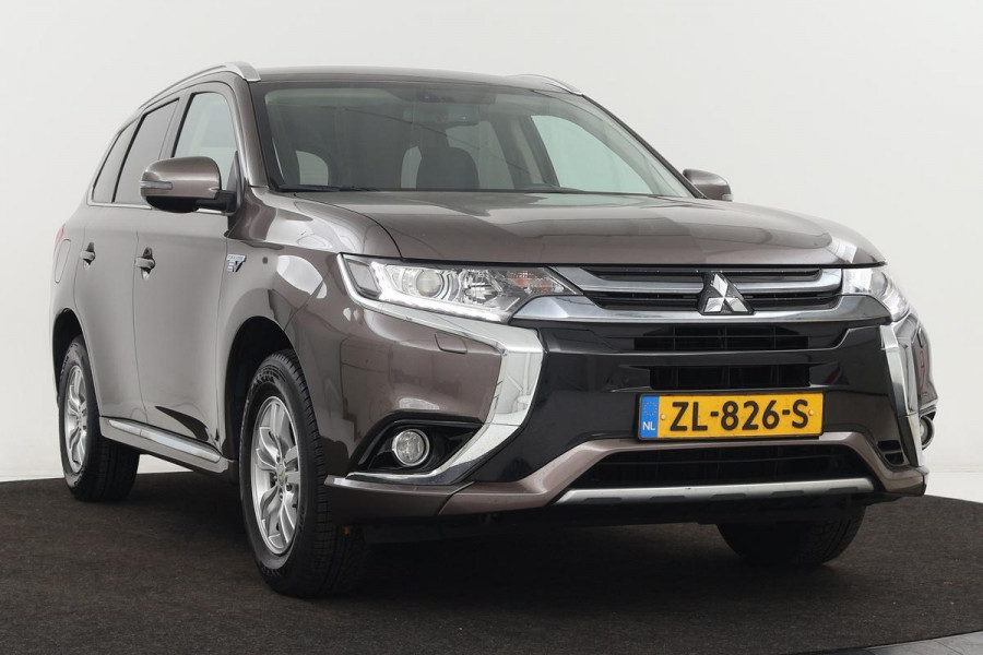 Mitsubishi Outlander 2.0 PHEV Pure | Trekhaak | Carplay | Camera | Half leder | Keyless | Climate control | Cruise control