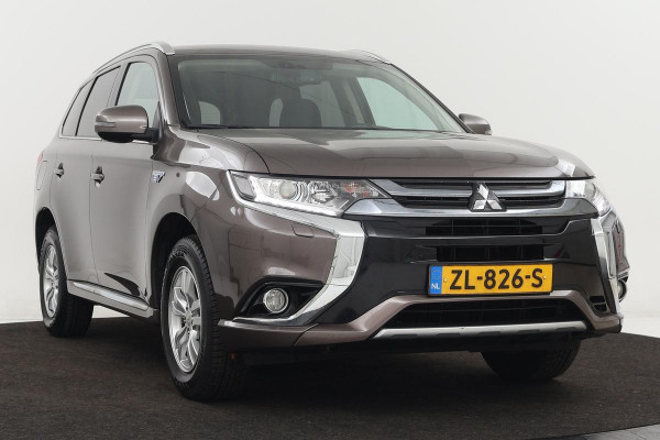 Mitsubishi Outlander 2.0 PHEV Pure | Trekhaak | Carplay | Camera | Half leder | Keyless | Climate control | Cruise control