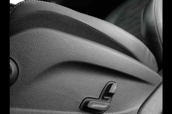 Mercedes-Benz C-Klasse 300e AMG Night | Adaptive cruise | Stoelverwarming | Carplay | Leder/Alcantara | Camera | Navigatie | Full LED
