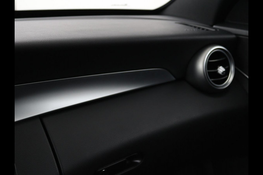 Mercedes-Benz C-Klasse 300e AMG Night | Adaptive cruise | Stoelverwarming | Carplay | Leder/Alcantara | Camera | Navigatie | Full LED