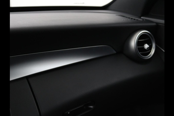 Mercedes-Benz C-Klasse 300e AMG Night | Adaptive cruise | Stoelverwarming | Carplay | Leder/Alcantara | Camera | Navigatie | Full LED