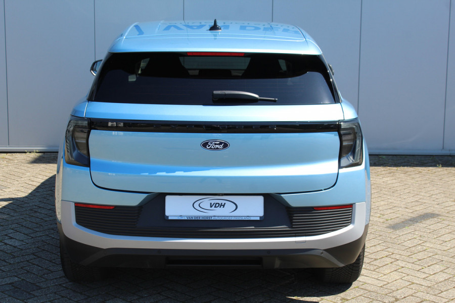 Ford Explorer Extended Range RWD 77kWh/286pk. Range 602km WLTP. Van €. 47650,- voor €. 39895,-. Fabr. garantie t/m 06-10-2028 ! Volautm. airco, elektr. achterklep, navigatie, stoel- en stuurwielverw., adaptieve cruise cntrl, lane- en side assist, 360gr. camera, LM wielen, etc