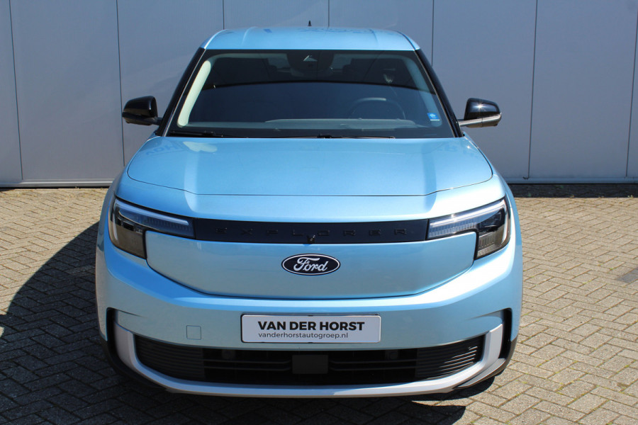 Ford Explorer Extended Range RWD 77kWh/286pk. Range 602km WLTP. Van €. 47650,- voor €. 39895,-. Fabr. garantie t/m 06-10-2028 ! Volautm. airco, elektr. achterklep, navigatie, stoel- en stuurwielverw., adaptieve cruise cntrl, lane- en side assist, 360gr. camera, LM wielen, etc