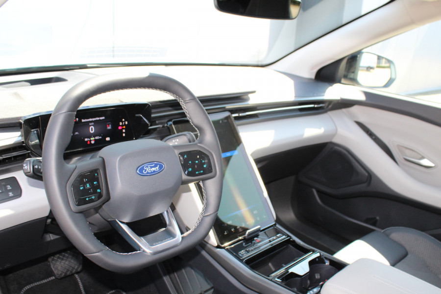 Ford Explorer Extended Range RWD 77kWh/286pk. Range 602km WLTP. Van €. 47650,- voor €. 39895,-. Fabr. garantie t/m 06-10-2028 ! Volautm. airco, elektr. achterklep, navigatie, stoel- en stuurwielverw., adaptieve cruise cntrl, lane- en side assist, 360gr. camera, LM wielen, etc