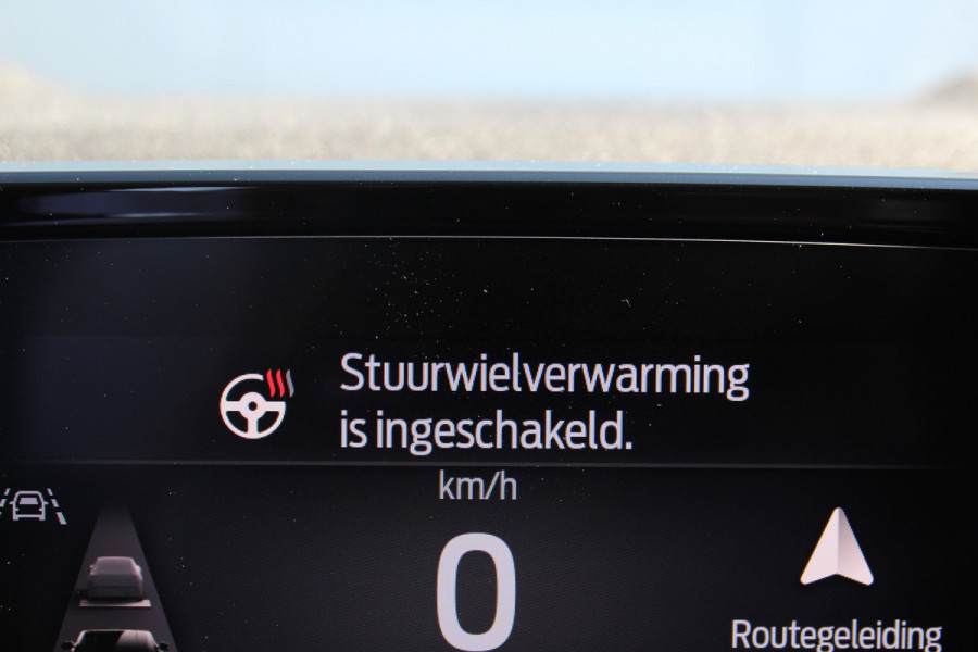 Ford Explorer Extended Range RWD 77kWh/286pk. Range 602km WLTP. Van €. 47650,- voor €. 39895,-. Fabr. garantie t/m 06-10-2028 ! Volautm. airco, elektr. achterklep, navigatie, stoel- en stuurwielverw., adaptieve cruise cntrl, lane- en side assist, 360gr. camera, LM wielen, etc