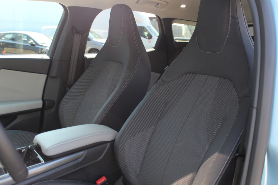 Ford Explorer Extended Range RWD 77kWh/286pk. Range 602km WLTP. Van €. 47650,- voor €. 39895,-. Fabr. garantie t/m 06-10-2028 ! Volautm. airco, elektr. achterklep, navigatie, stoel- en stuurwielverw., adaptieve cruise cntrl, lane- en side assist, 360gr. camera, LM wielen, etc