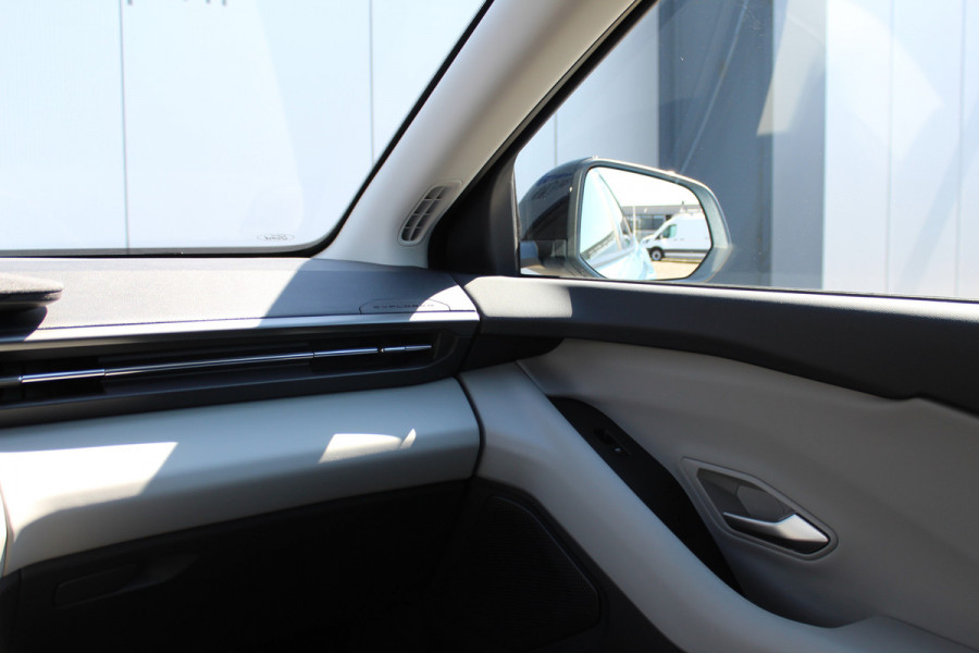 Ford Explorer Extended Range RWD 77kWh/286pk. Range 602km WLTP. Van €. 47650,- voor €. 39895,-. Fabr. garantie t/m 06-10-2028 ! Volautm. airco, elektr. achterklep, navigatie, stoel- en stuurwielverw., adaptieve cruise cntrl, lane- en side assist, 360gr. camera, LM wielen, etc