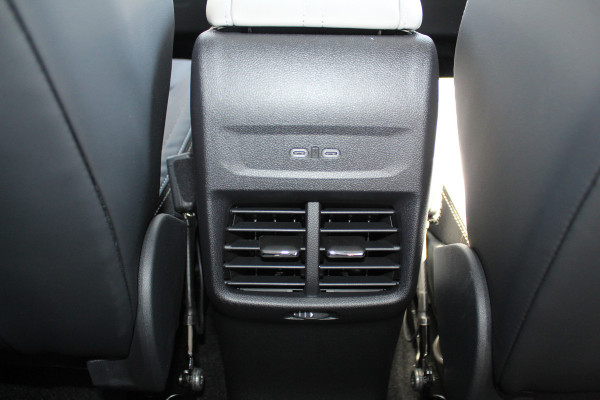 Ford Explorer Extended Range RWD 77kWh/286pk. Range 602km WLTP. Van €. 47650,- voor €. 39895,-. Fabr. garantie t/m 06-10-2028 ! Volautm. airco, elektr. achterklep, navigatie, stoel- en stuurwielverw., adaptieve cruise cntrl, lane- en side assist, 360gr. camera, LM wielen, etc