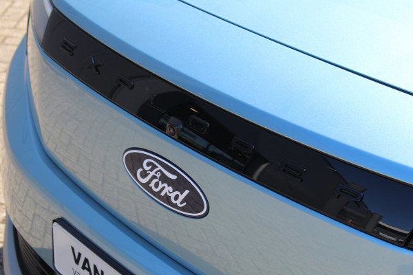 Ford Explorer Extended Range RWD 77kWh/286pk. Range 602km WLTP. Van €. 47650,- voor €. 39895,-. Fabr. garantie t/m 06-10-2028 ! Volautm. airco, elektr. achterklep, navigatie, stoel- en stuurwielverw., adaptieve cruise cntrl, lane- en side assist, 360gr. camera, LM wielen, etc