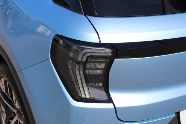 Ford Explorer Extended Range RWD 77kWh/286pk. Range 602km WLTP. Van €. 47650,- voor €. 39895,-. Fabr. garantie t/m 06-10-2028 ! Volautm. airco, elektr. achterklep, navigatie, stoel- en stuurwielverw., adaptieve cruise cntrl, lane- en side assist, 360gr. camera, LM wielen, etc