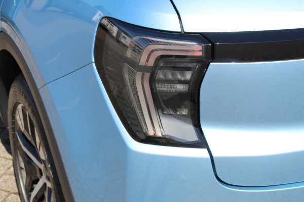 Ford Explorer Extended Range RWD 77kWh/286pk. Range 602km WLTP. Van €. 47650,- voor €. 39895,-. Fabr. garantie t/m 06-10-2028 ! Volautm. airco, elektr. achterklep, navigatie, stoel- en stuurwielverw., adaptieve cruise cntrl, lane- en side assist, 360gr. camera, LM wielen, etc