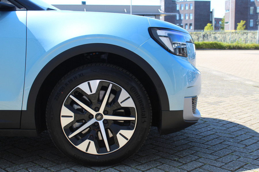 Ford Explorer Extended Range RWD 77kWh/286pk. Range 602km WLTP. Van €. 47650,- voor €. 39895,-. Fabr. garantie t/m 06-10-2028 ! Volautm. airco, elektr. achterklep, navigatie, stoel- en stuurwielverw., adaptieve cruise cntrl, lane- en side assist, 360gr. camera, LM wielen, etc