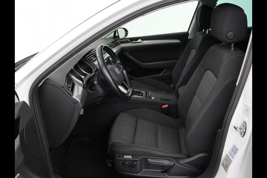 Volkswagen Passat 2.0 TDI Comfort Business | Stoelverwarming | Camera | Adaptive cruise | Carplay | Massage | Navigatie | Full LED | Parkeerhulp