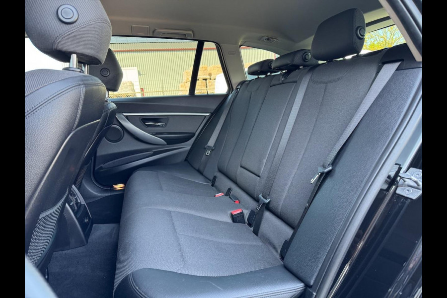 BMW 3 Serie Touring 318d 150pk Automaat Sport Line | Navi Prof. | LED | Climate | Cruise | Sportstoelen | Sportstuur | 18 inch