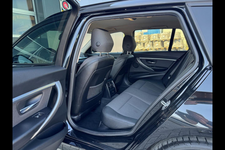 BMW 3 Serie Touring 318d 150pk Automaat Sport Line | Navi Prof. | LED | Climate | Cruise | Sportstoelen | Sportstuur | 18 inch