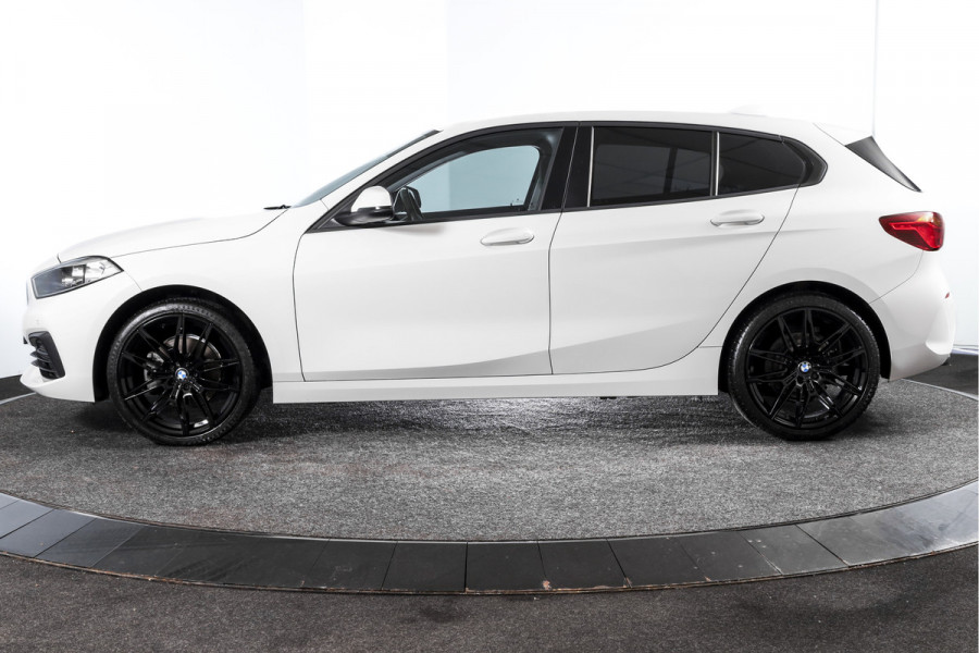 BMW 1-serie 118i 140 PK Corporate High Executive | Cruise | PDC | NAV+ Apple Car Play | EEC | LM 19" |