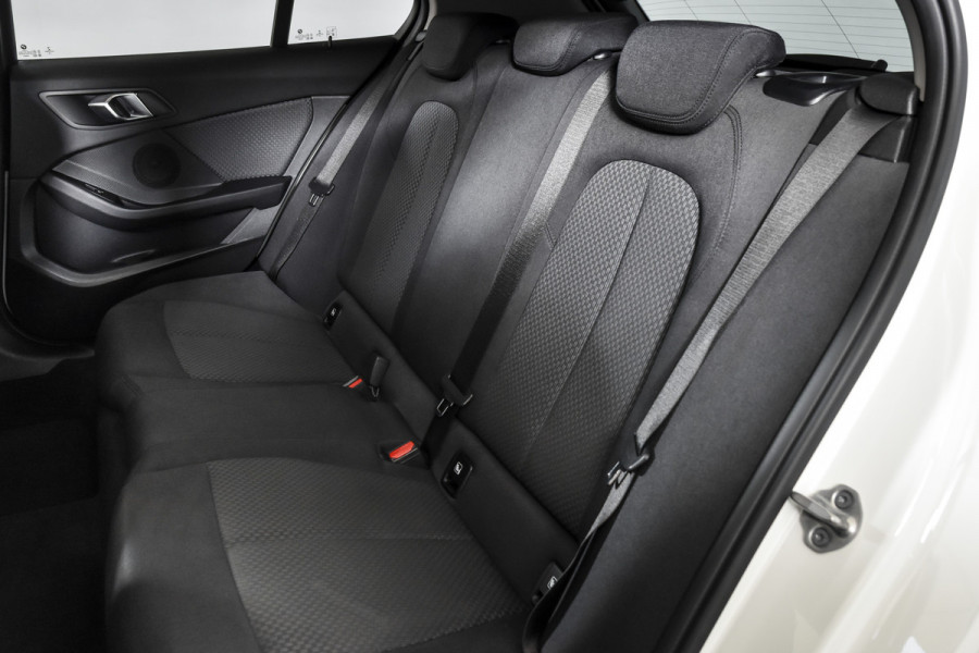 BMW 1-serie 118i 140 PK Corporate High Executive | Cruise | PDC | NAV+ Apple Car Play | EEC | LM 19" |