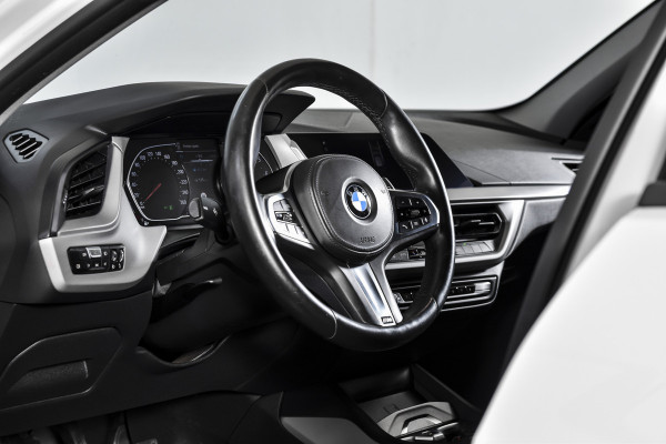 BMW 1-serie 118i 140 PK Corporate High Executive | Cruise | PDC | NAV+ Apple Car Play | EEC | LM 19" |