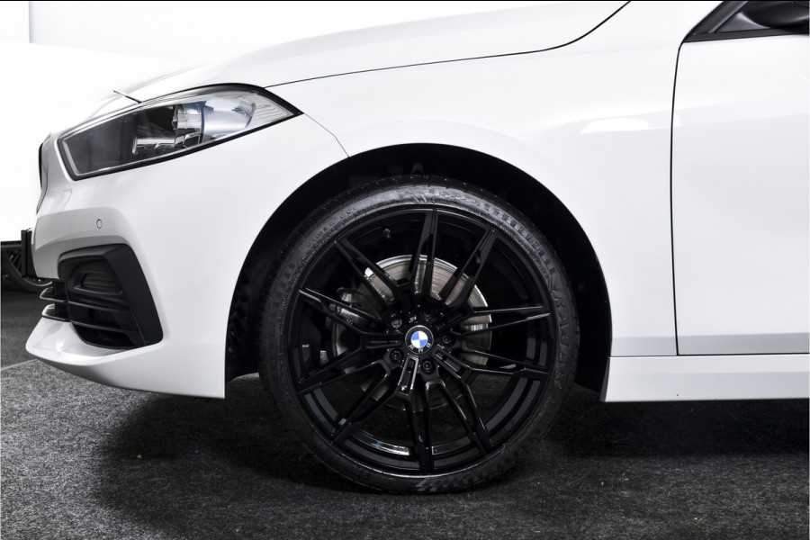 BMW 1-serie 118i 140 PK Corporate High Executive | Cruise | PDC | NAV+ Apple Car Play | EEC | LM 19" |