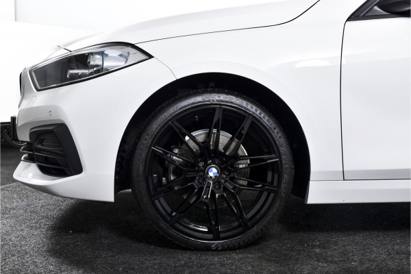 BMW 1-serie 118i 140 PK Corporate High Executive | Cruise | PDC | NAV+ Apple Car Play | EEC | LM 19" |