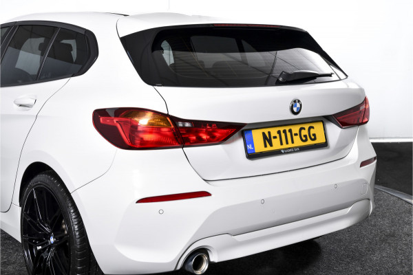 BMW 1-serie 118i 140 PK Corporate High Executive | Cruise | PDC | NAV+ Apple Car Play | EEC | LM 19" |