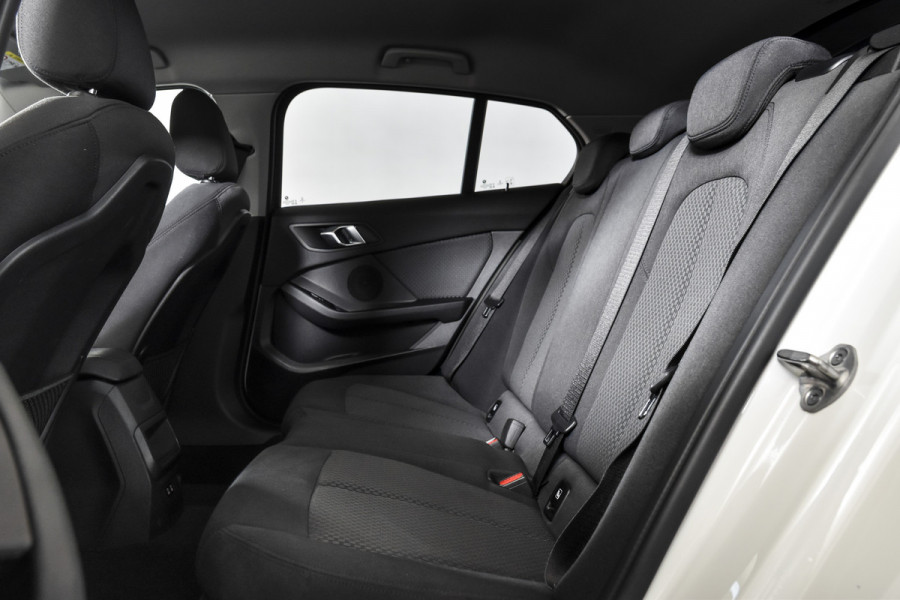 BMW 1-serie 118i 140 PK Corporate High Executive | Cruise | PDC | NAV+ Apple Car Play | EEC | LM 19" |